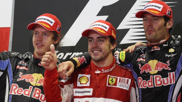 Com Sebastian Vettel (esquerda, 2º colocado) e Mark Webber (direita,3º colocado), Fernando Alonso posa no pódio do GP de Cingapura