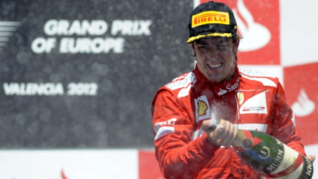 Piloto espanhol da Ferrari, Fernando Alonso, comemora vitória em Valência