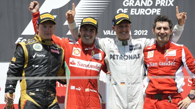 Kimi Raikkonen, Fernando Alonso, Michael Schumacher e o engenheiro da Ferrari, Andreas Stella, comemoram no pódio