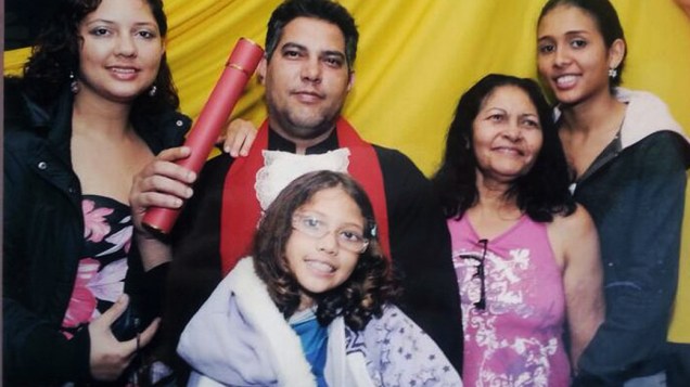 Fabiane (à esquerda) celebra com a filha Yasmin (de óculos) e familiares a formatura do marido Jaílson
