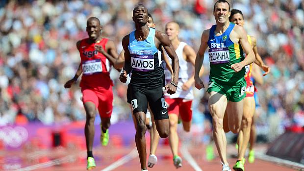 O brasileiro Fabiano Peçanha compete ao lado de Nijel Amos, de Botsuana, pelos 800m rasos