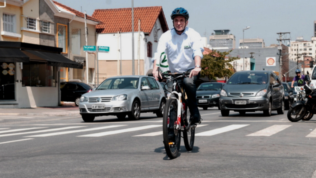 Fabio Feldman e sua bicicleta: só o rodízio de automóveis não resolve