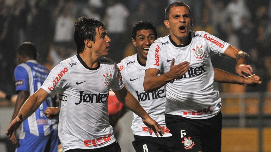O lateral Fabio Santos comemora seu gol no jogo entre Corinthians e Emelec, no Pacaembu, pelas oitavas de final da Libertadores 2012