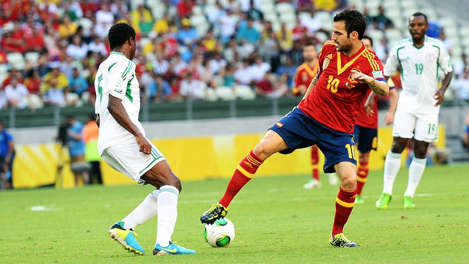 Jogador Fábregas, da Espanha, disputa a bola com o jogador Efe Ambrose, da Nigéria, pela Copa das Confederações, em Fortaleza