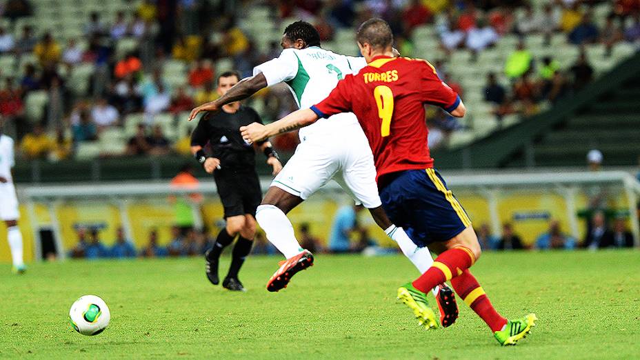 Jogador Fernando Torres, da Espanha, disputa a bola com o nigeriano Godfrey Oboabona, pela Copa das Confederações, em Fortaleza