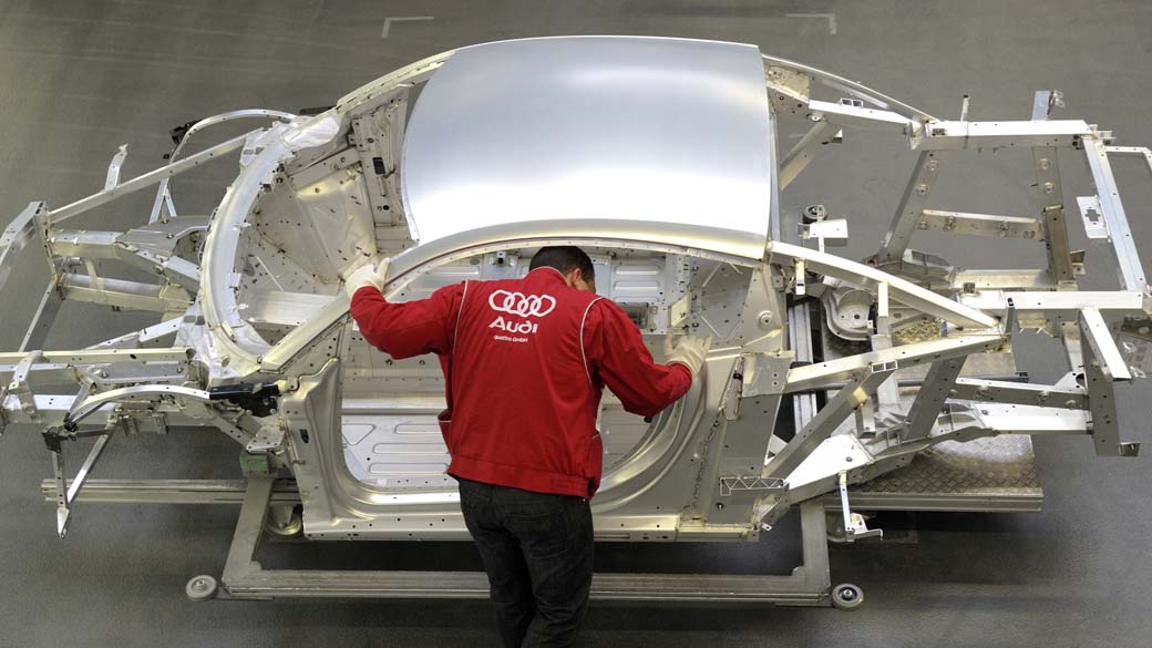 Indústria automobilística prejudicou PIB industrial no fim do ano passado, segundo economistas