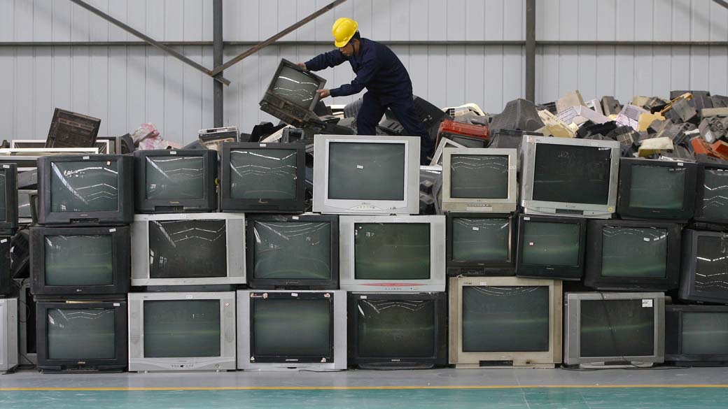 Fábrica de reciclagem de lixo eletrônico na cidade de Wuhan, China