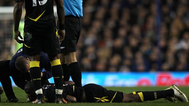 Jogador desmaia em campo e jogo da Premier League é suspenso
