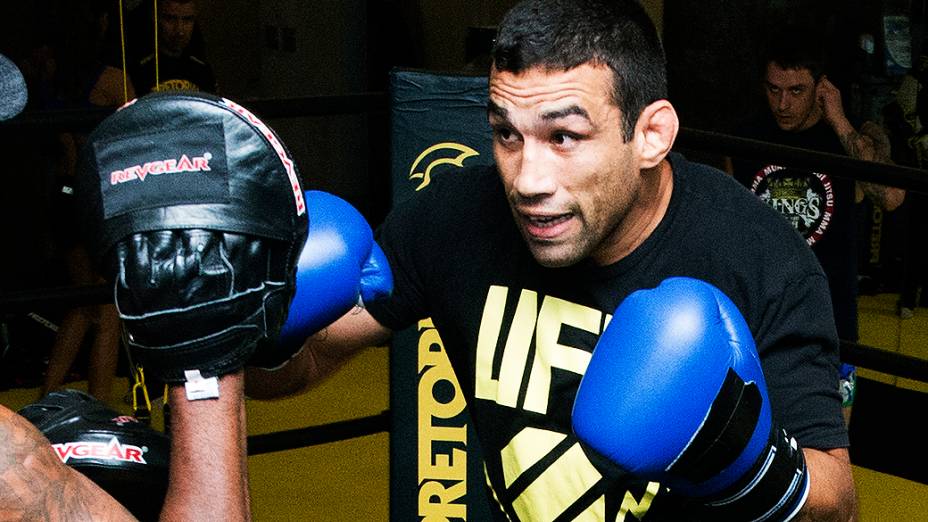 Fabrício Werdum durante treinamento em academia na cidade de São Paulo