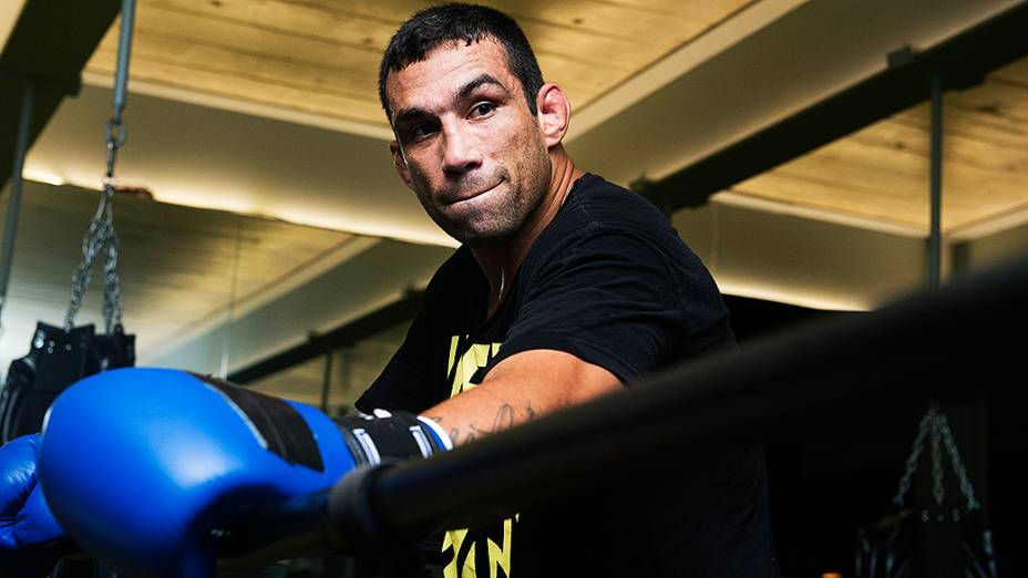 Fabrício Werdum durante treinamento em academia na cidade de São Paulo