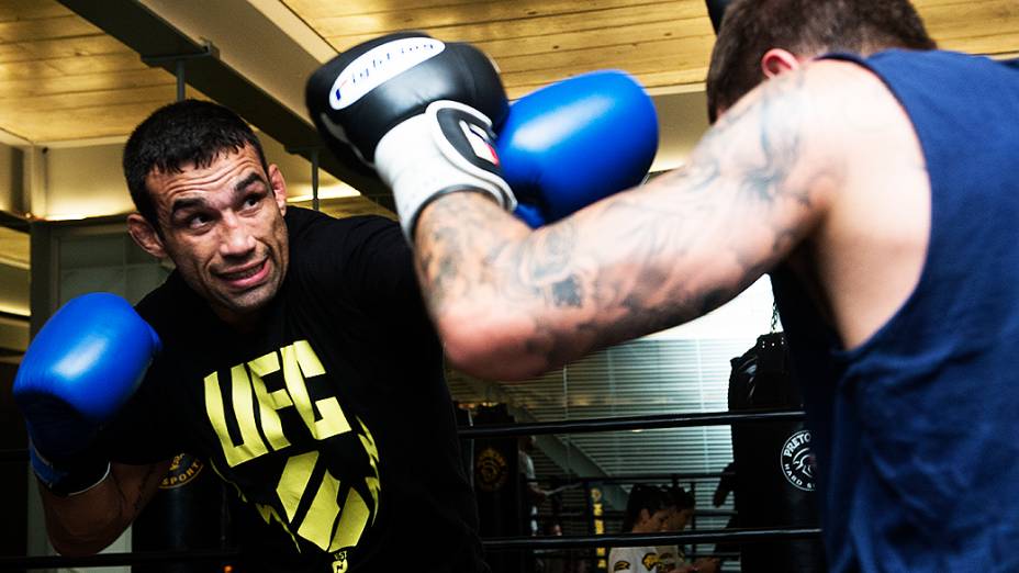 Fabrício Werdum durante treinamento em academia na cidade de São Paulo