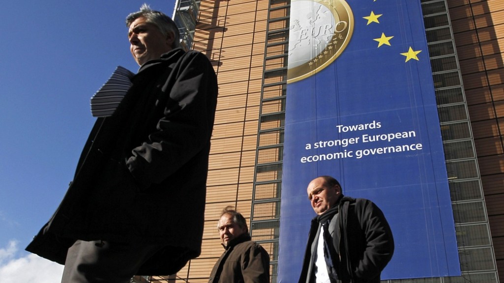Banner mostra uma moeda de euro na sede da Comissão Europeia em Bruxelas, na Bélgica