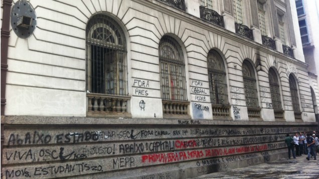 Manifestantes picham a fachada da Câmara dos Vereadores