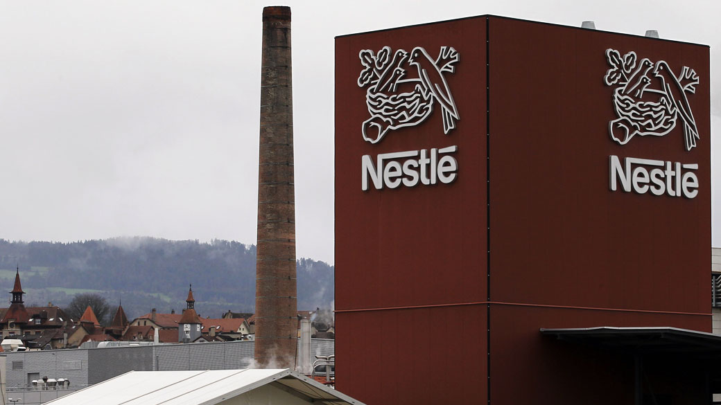 Logotipo da Nestle em frente à fábrica em Orbe, Suíça