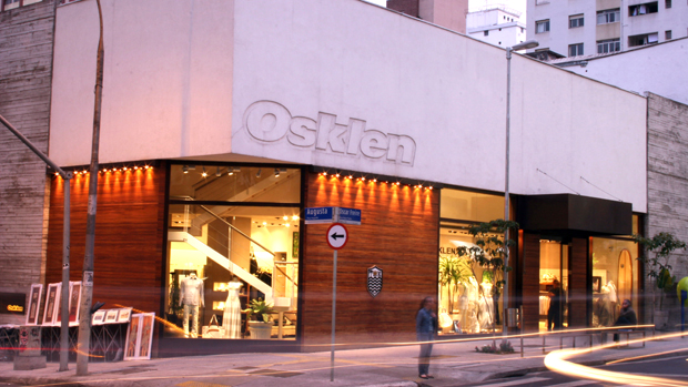 Inaugurada em 1989, no Rio de Janeiro, Osklen conta atualmente com 74 lojas