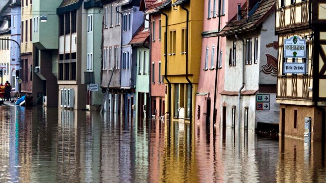 Fachada de casas próximas ao rio Tauber, em área inundada na cidade de Wertheim, Alemanha