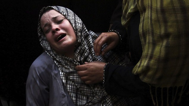 Mulher palestina chora durante o funeral de seus irmãos em Beit Hanun, norte da Faixa de Gaza
