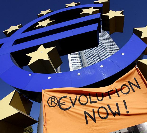 Faixa de protesto em frente à sede do Banco Central Europeu em Frankfurt pede: "Evolução já"