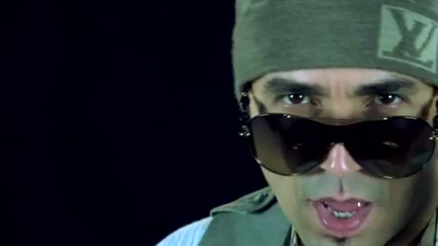 Latino no clipe da música 'Fake Love'