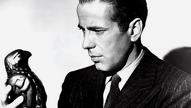 Humphrey Bogart, protagonista de 'O Falcão Maltês', segura a estatueta
