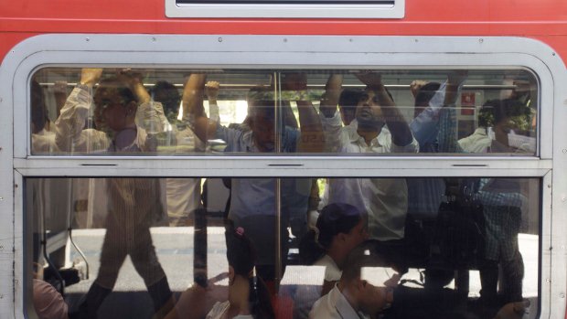 Passageiros enfrentam superlotação em trem da CPTM na Linha9-Esmeralda na manhã desta quarta-feira
