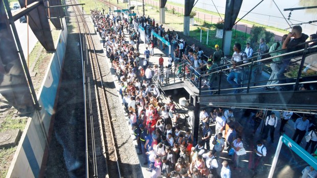 Passageiros na Estação Santo Amaro, na Linha 9-Esmeralda da CPTM, na zona sul de São Paulo, nesta quarta- feira