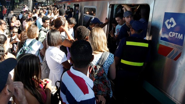 Passageiros na Estação Santo Amaro, na Linha 9-Esmeralda da CPTM, na zona sul de São Paulo, em março de 2012