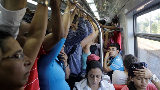  <br><br>  Passageiros enfrentam superlotação em trem da CPTM na Linha9-Esmeralda na manhã desta quarta-feira