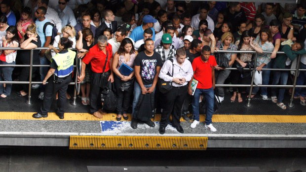 Passageiros esperam metrô na plataforma da Estação Sé, em São Paulo