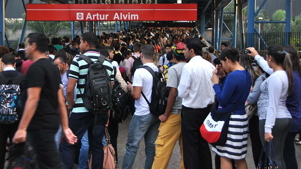 Movimentação intensa de passageiros na estação Artur Alvim do Metrô, na Zona Leste de São Paulo, SP, na manhã desta quinta-feira