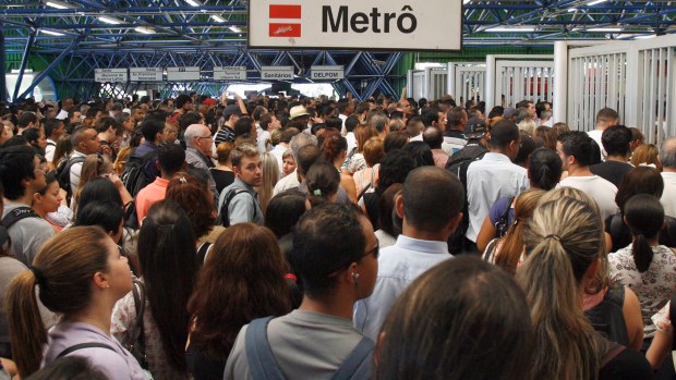Passageiros tentam embarcar na estação da Barra Funda, em São Paulo, nesta manhã de quarta-feira