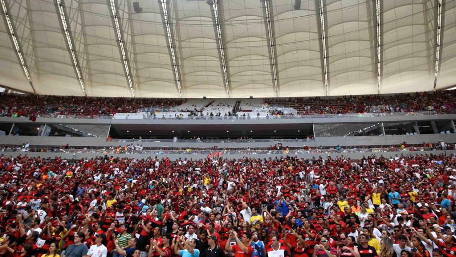O público da partida entre Santos e Flamengo, no Estádio Nacional de Brasília Mané Garrincha. Torcedores chegaram a ficar quatro horas na fila para entrar na arena