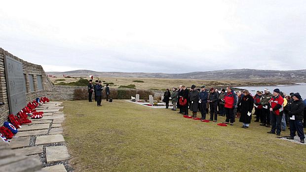 Moradores das Malvinas homenageiam vítimas da guerra no Monumento da Libertação