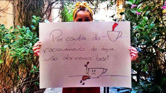 Isabela Raposeiras, dona da cafeteria Coffee Lab, publicou em seu Facebook uma foto informando que o estabelecimento não abriria nesta quarta-feira (30) por falta de água