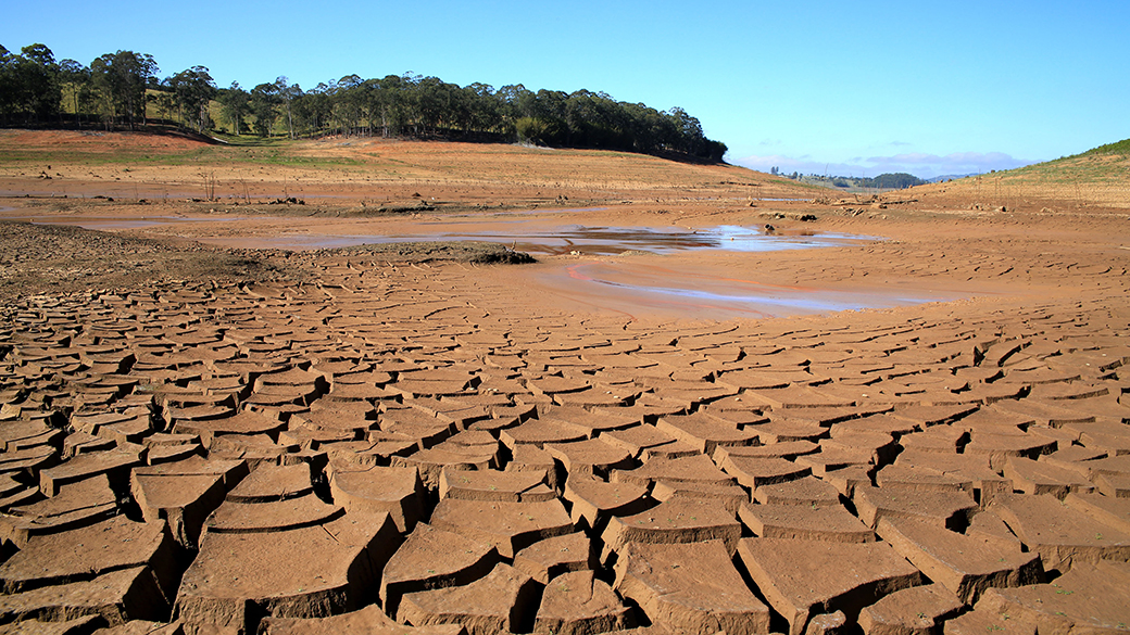 As represas Jaguari e Jacareí foram reduzidas a um estreito córrego no meio de um solo seco e rachado