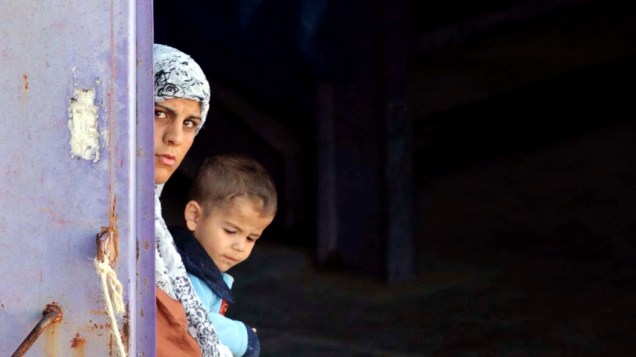 Família em campo para refugiados sírios na cidade de Hatay, Turquia