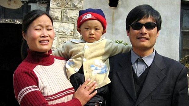 Chen Guangcheng, ao lado de sua mulher, Yuan Weijing, e filho