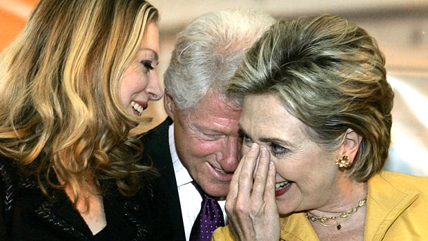Hillary Clinton, o ex-presidente Bill Clinton e a filha do casal, Chelsea