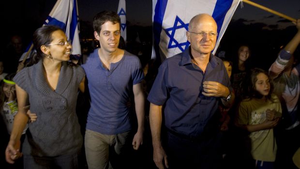 Irmão e pai do soldado israelense Gilad Shalit deixam acampamento no qual ficaram por dois anos como forma de protesto