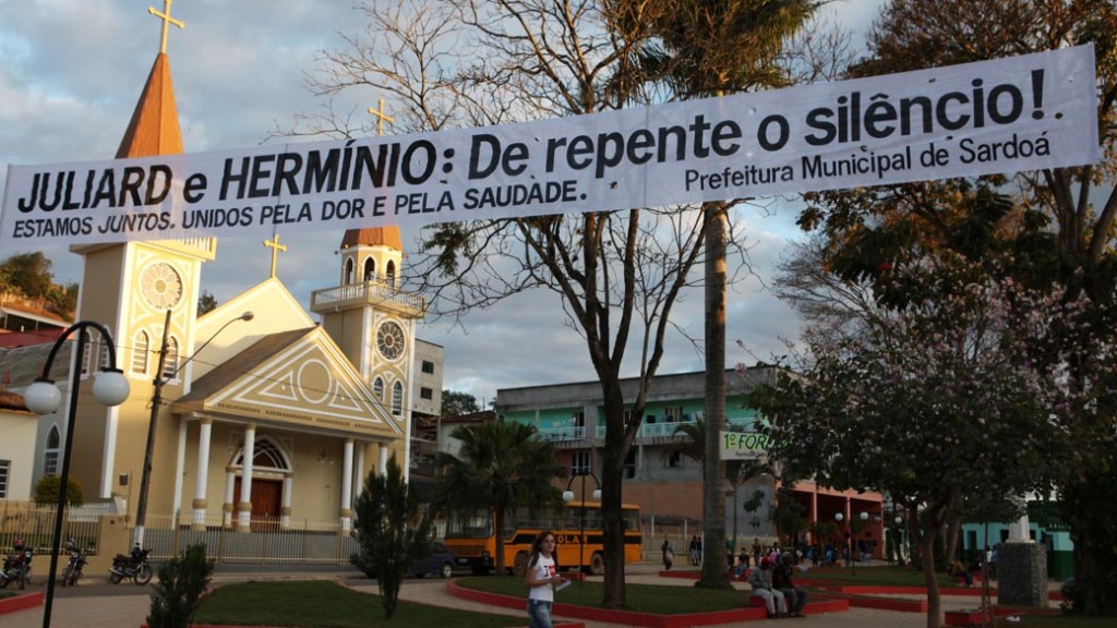Faixa na cidade de Sardoá (MG) em homenagem a Juliard e Hermínio, mortos no México ao tentarem entrar ilegalmente nos Estados Unidos – Sardoá, 31/08/2010