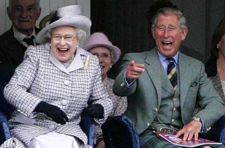 A rainha Elizabeth II em um dos raros momentos públicos de descontração, ao lado do filho.