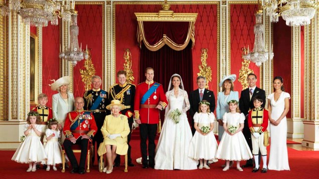Retrato da Família Real britânica em 2011 após casamento do príncipe William com Kate Middleton