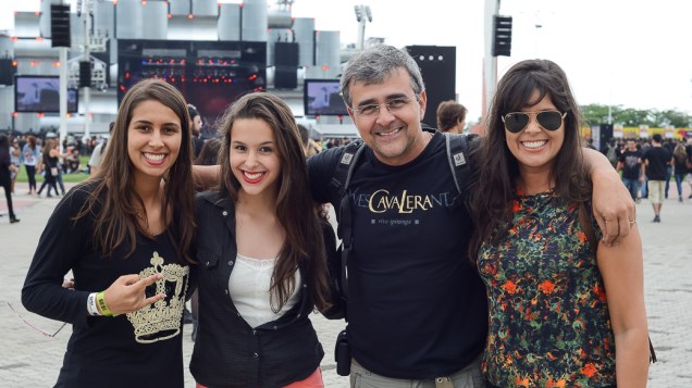 As filhas Ênia e Victória acompanham os pais fãs de Sepultura