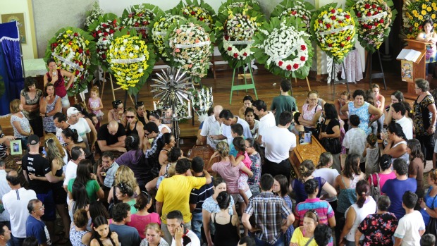 Os corpos das quatro vítimas mortas a marteladas são velados na Igreja de São Judas Tadeu, no bairro de Armação, em Penha, litoral norte de Santa Catarina