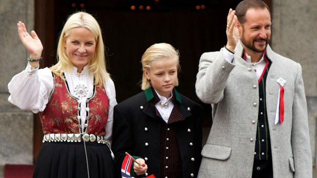 Marius Borg Hoiby entre a mãe, a princesa Mette-Marit, e o príncipe Haakon