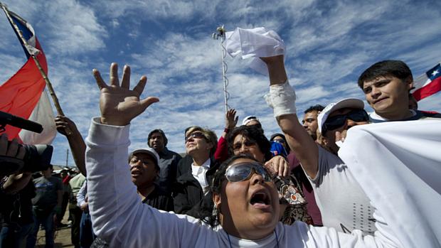 Familiares comemoram sobrevivência de mineiros no Chile