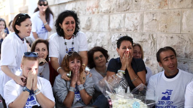 Defensores da causa e familiares do soldado israelense Gilad Shalit comemoram sua libertação em Jerusalém