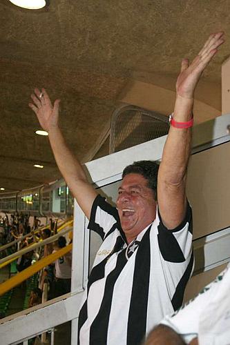 O ator Stepan Nercessian vibra com um gol do Botafogo, em 2009.