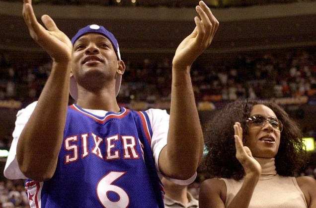 Ao lado de sua esposa, Jada Pinkett Smith, o ator Will Smith assiste ao jogo das finais da NBA, Associação Nacional de Basquete Americana, em 2001.