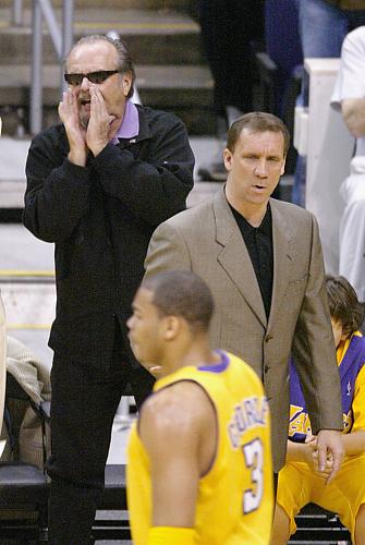 Fã declarado do Los Angeles Lakers, o astro Jack Nicholson grita durante uma partida do seu time, em 2004.